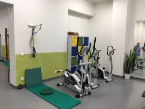 Sala gimnastyczna wraz z niezbędnym dla ćwiczeń rehabilitacyjnych sprzętem